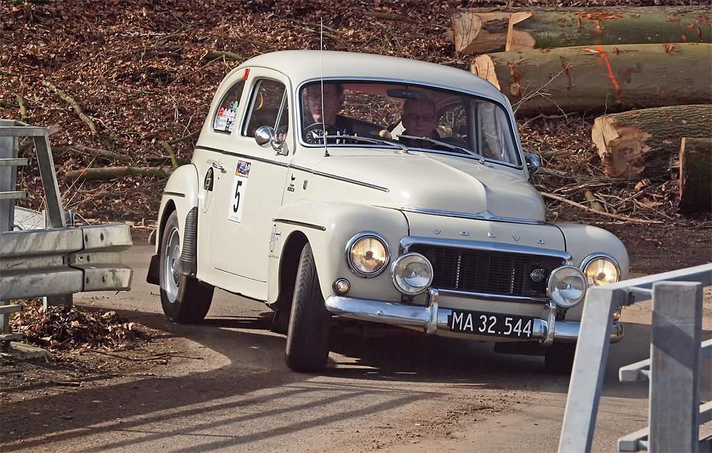 Sport-klassen blev vundet af midtfynboerne: Benny Koch og Hans Oluf Nielsen i Volvo 544 Sport (1964)
(Foto: Åge Keseler Kirketerp)